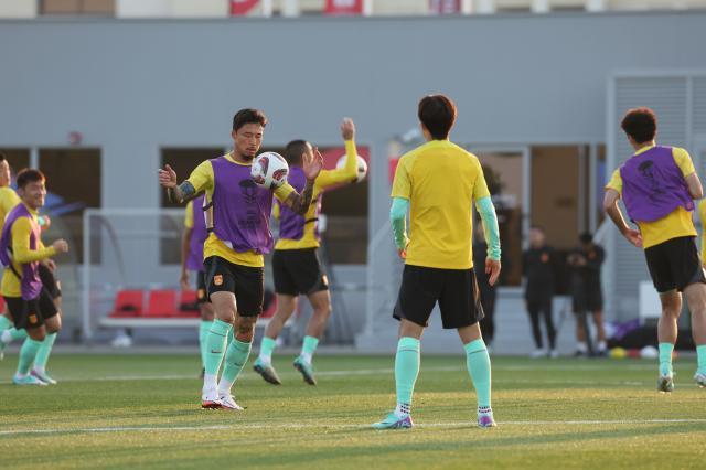 足球预测-张琳芃最后一练归位打消疑虑 国足锋线PK仍有看点