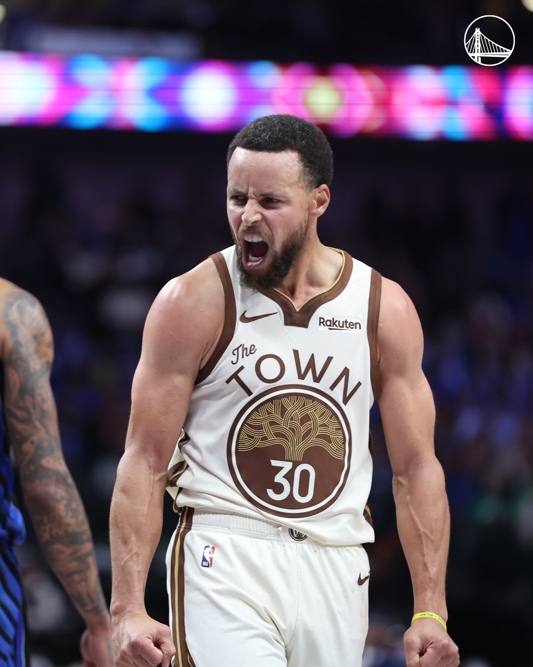 足球预测-库里38分勇士不敌独行侠2连败，马绍尔30分7板9助弗拉格21分11板